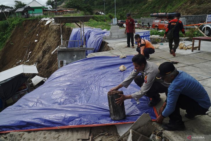 Longsor tebing JLS Tulungagung