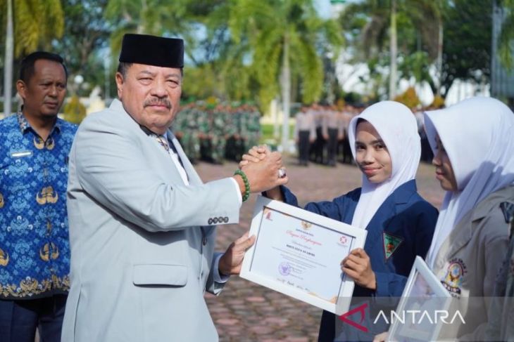 Pemkab Nagan Raya anugerahi penghargaan bagi pemuda dan siswi di momentum hari sumpah pemuda