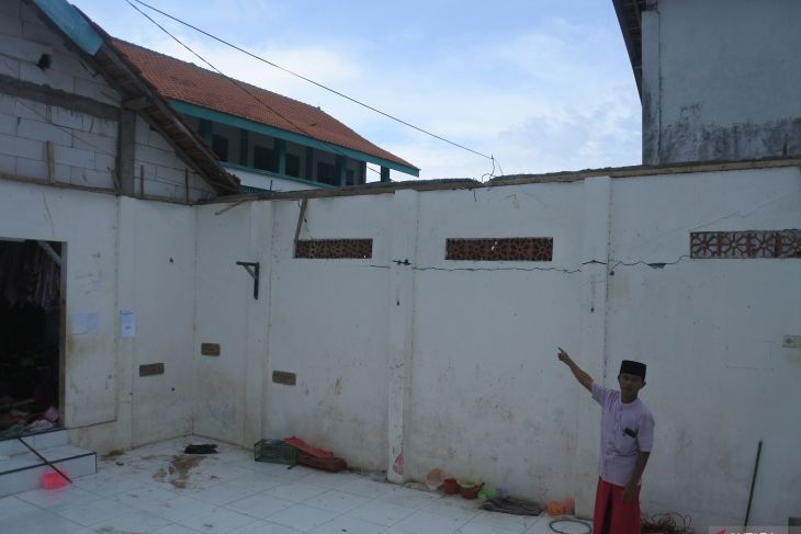 Atap asrama ponpes ambruk di Situbondo