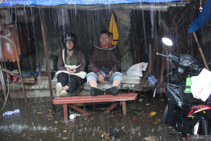 Dampak hujan deras di Surabaya