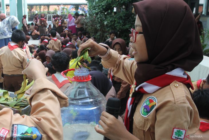 Pelajar belajar membuat ekoenzim