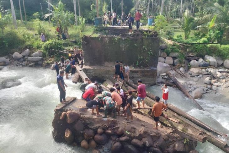Dua jembatan putus akibat banjir di Malangga Tolitoli