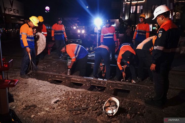 Perbaikan jalur rel KA di Tulungagung