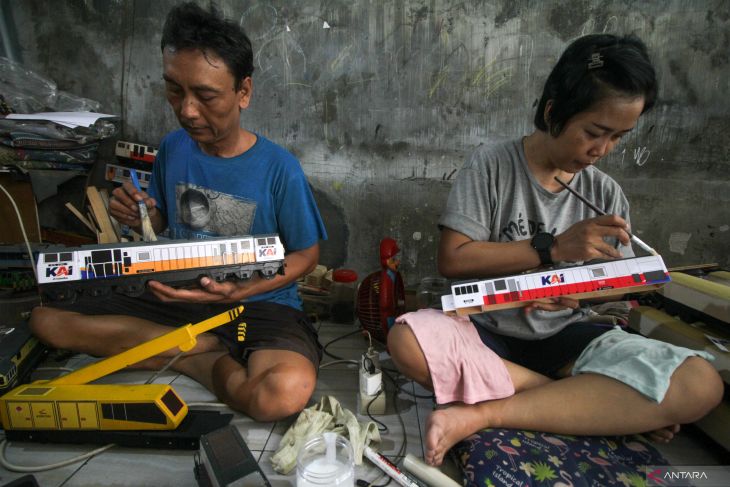 Kerajinan miniatur kereta api