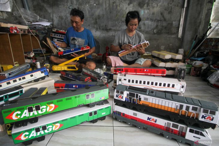 Kerajinan miniatur kereta api