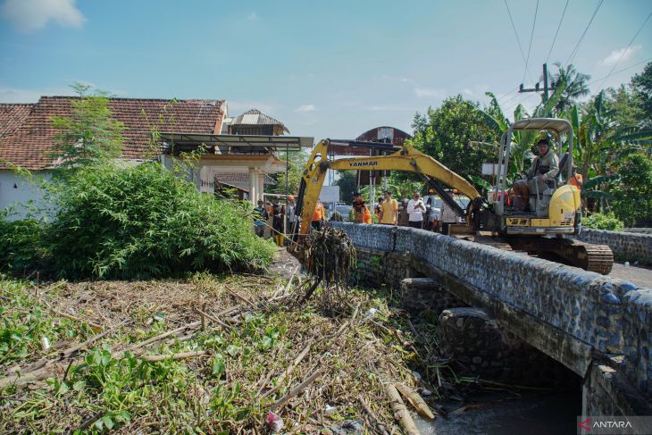 Penanganan dan bantuan untuk korban banjir di Lumajang