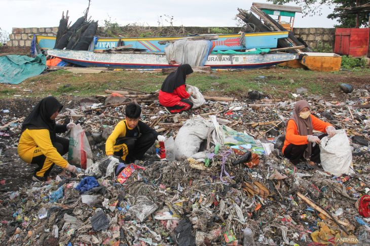 Aksi bersih pantai di Surabaya