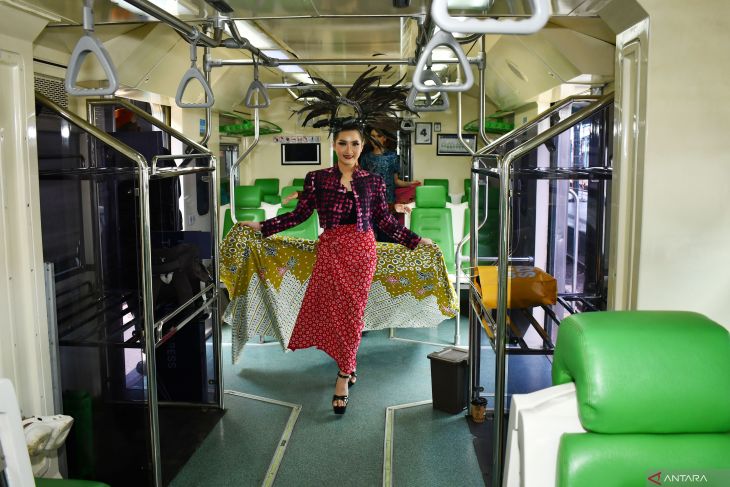 Peringatan Hari Batik Nasional di stasiun KA Madiun