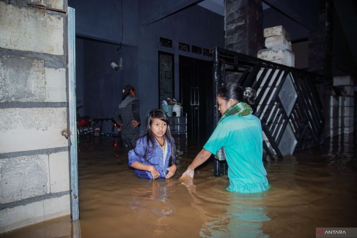 Evakuasi warga terdampak banjir di Lumajang