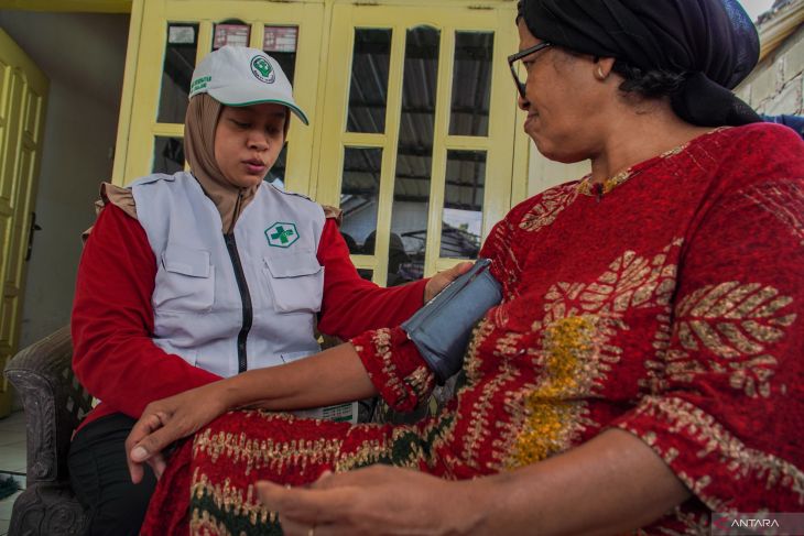 Layanan kesehatan bagi warga terdampak banjir di Lumajang