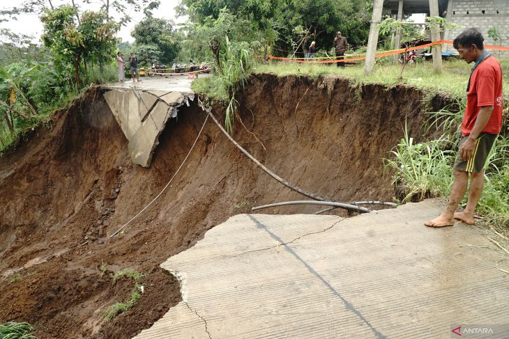 Jalan antardesa amblas terseret longsor