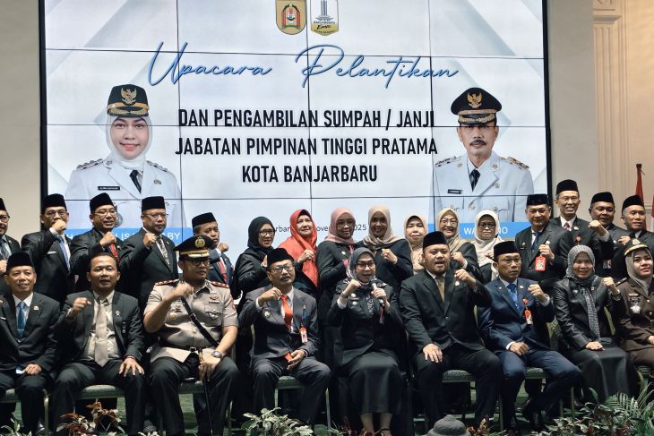 Ketua DPRD foto bersama wali kota dan pejabat usai pelantikan