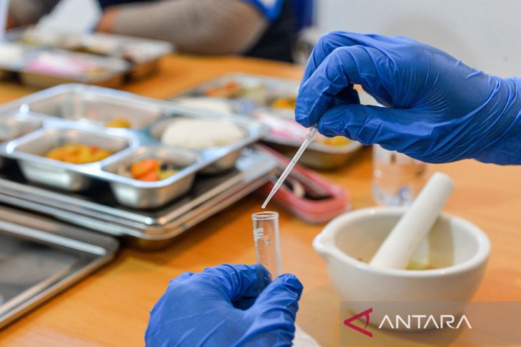 Pemeriksaan kualitas makanan di SPPG Polri