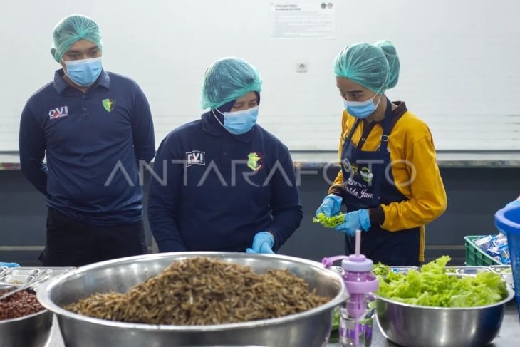 Distribusi nasi gemuk SPPG Polda Jambi