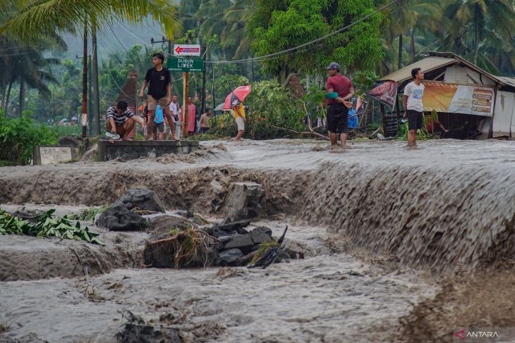 Dampak banjir lahar hujan Gunung Semeru