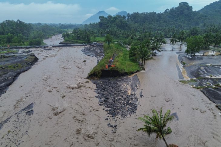 Dampak banjir lahar hujan Gunung Semeru