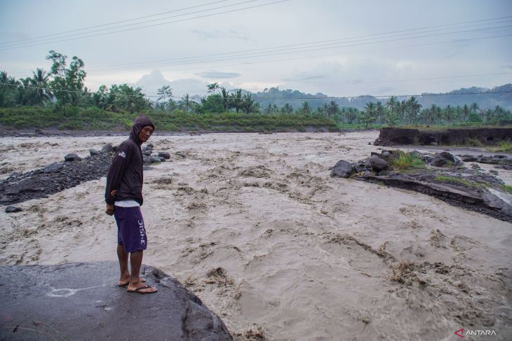 Dampak banjir lahar hujan Gunung Semeru