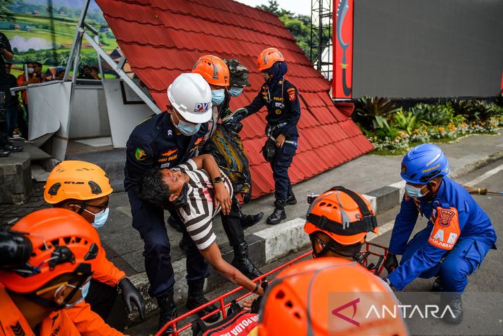 Simulasi tanggap bencana di Bandung