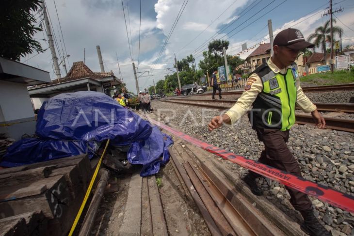 Foto: Mobil tertabrak kereta di Yogyakarta