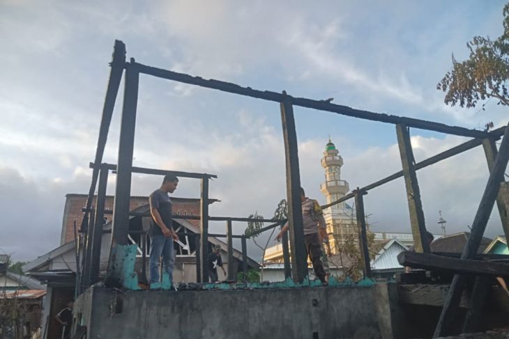 Ponsel meledak, Rumah warga Labuhan Lombok Timur ludes terbakar