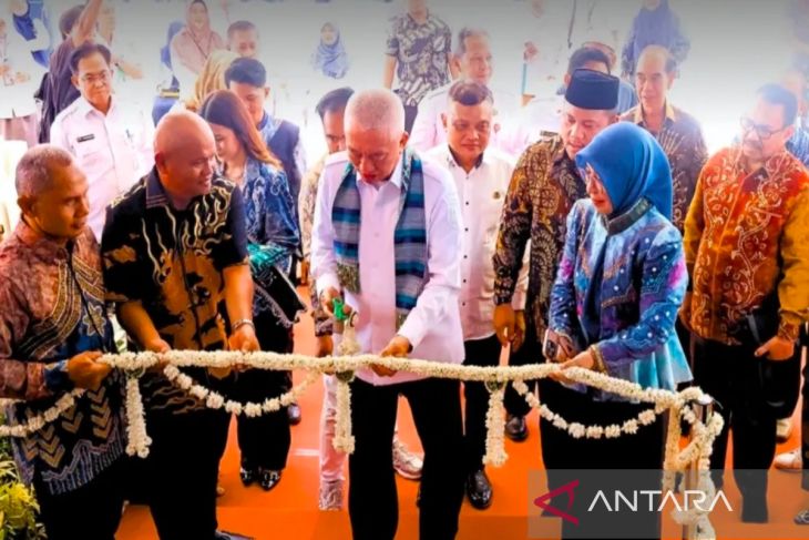 Gubernur Muhidin potong untaian bunga resmikan rektorat Universitas Borneo Lestari