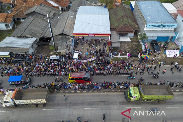 Aksi warga korban banjir rob