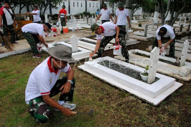 Aksi bersihkan pusara di Taman Makam Pahlawan Bogor