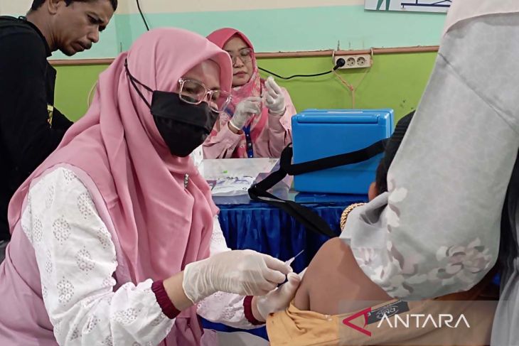 Ratusan murid madrasah ikut Bulan Imunisasi Anak Sekolah di Banda Aceh