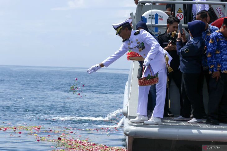 Tabur bunga TNI AL di Selat Bali