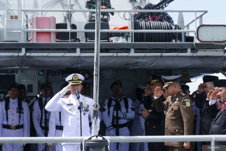 Tabur bunga TNI AL di Selat Bali