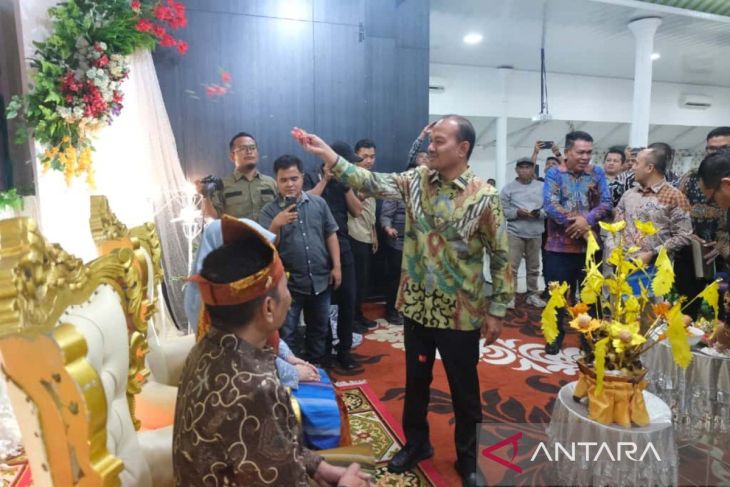 Wali Kota bersama Forkopimda Tanjungbalai upah-upah Kajari Bobon Rubiana