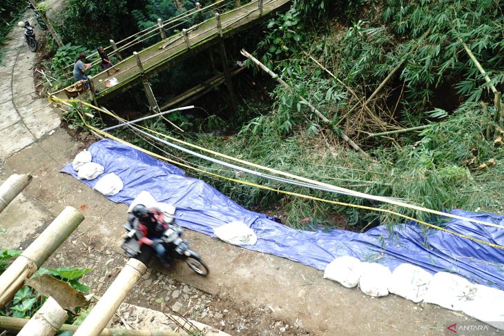 Jalan amblas terseret longsor di Tulungagung
