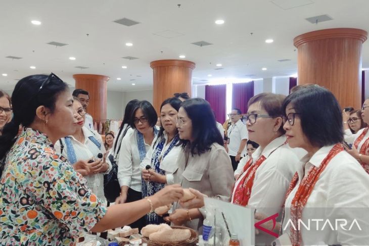 Dekranasda Minahasa belajar ekonomi kreatif di Bali