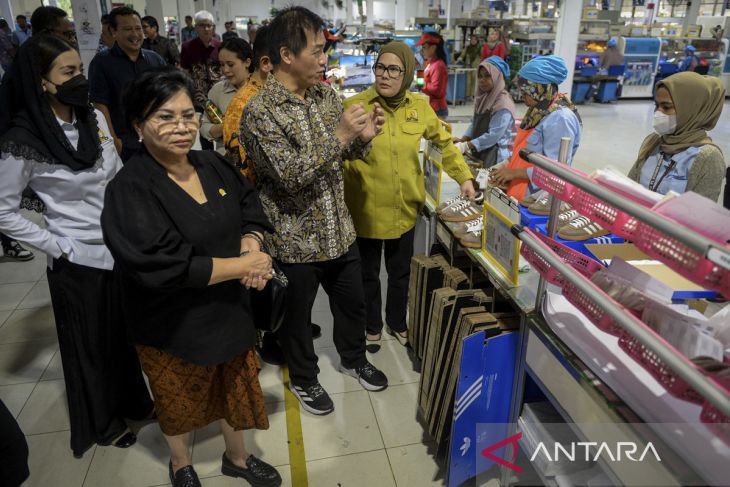 Komisi VII DPR kunjungi pabrik sepatu di Tangerang