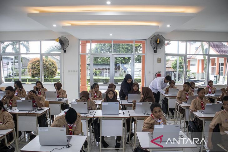 Pendistribusian laptop di SRMP 8 Cimahi