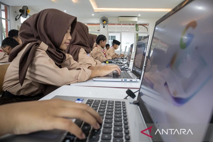 Pendistribusian laptop di SRMP 8 Cimahi