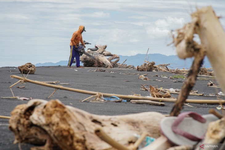 Tumpukan sampah kiriman banjir lahar Semeru