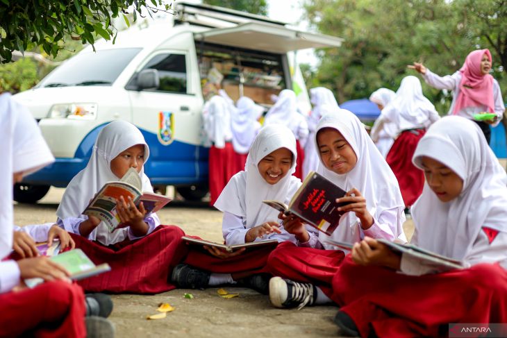 Layanan mobil perpustakaan keliling di Tuban