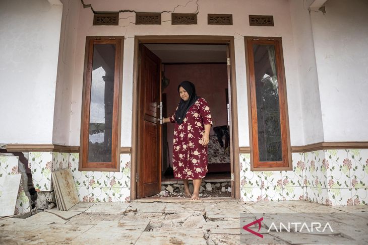 Dampak pergerakan tanah di Kabupaten Bandung Barat