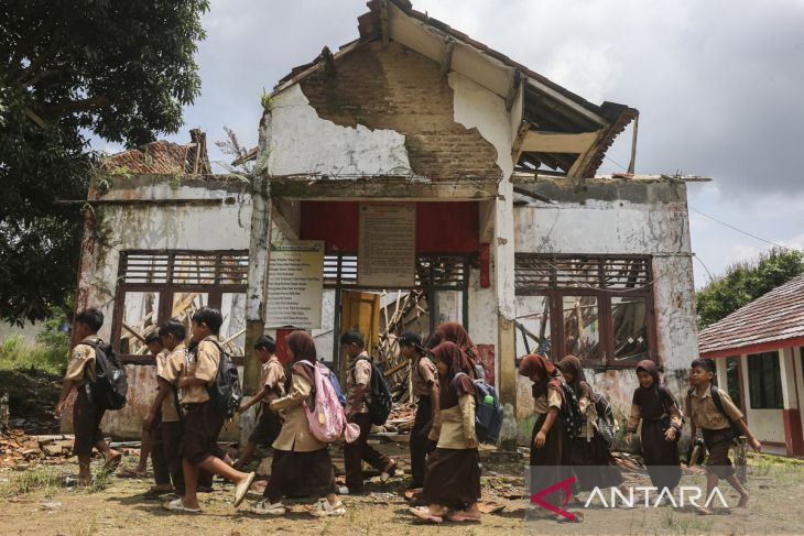 Perpustakaan sekolah ambruk di Pandeglang
