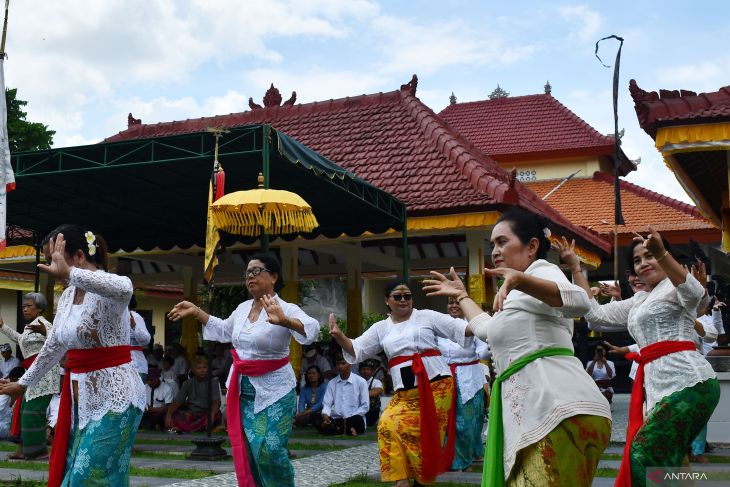 Sembahyang Hari Raya Galungan di Magetan