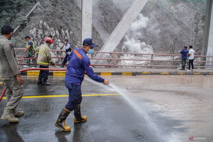 Abu vulkanik Gunung Semeru