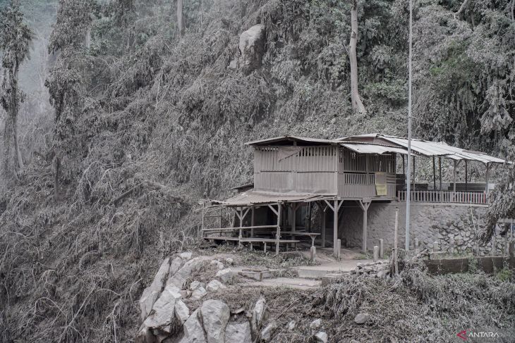 Abu vulkanik Gunung Semeru