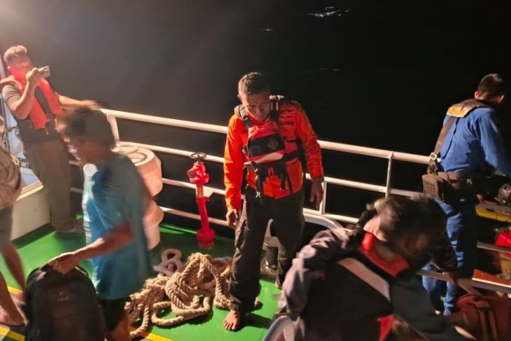 Tim-SAR gabungan evakuasi awak KM Bonanza 02 mati mesin di perairan Bangkep