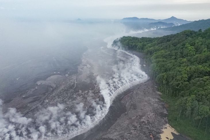 Asap letusan sekunder Gunung Semeru