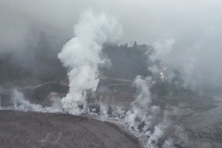 Asap letusan sekunder Gunung Semeru