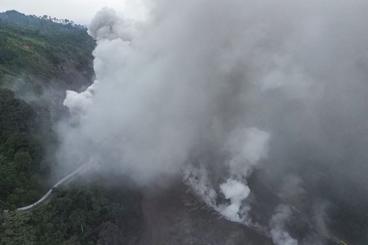 Asap letusan sekunder Gunung Semeru