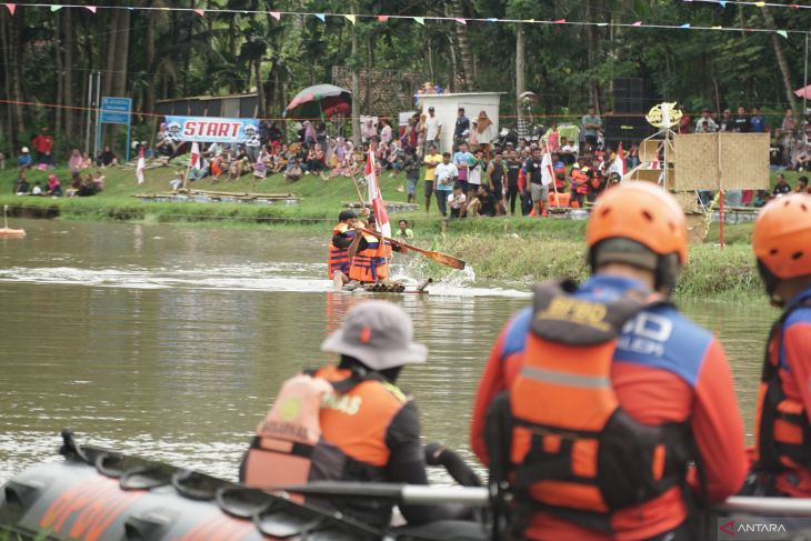Lomba balap gethek di Trenggalek
