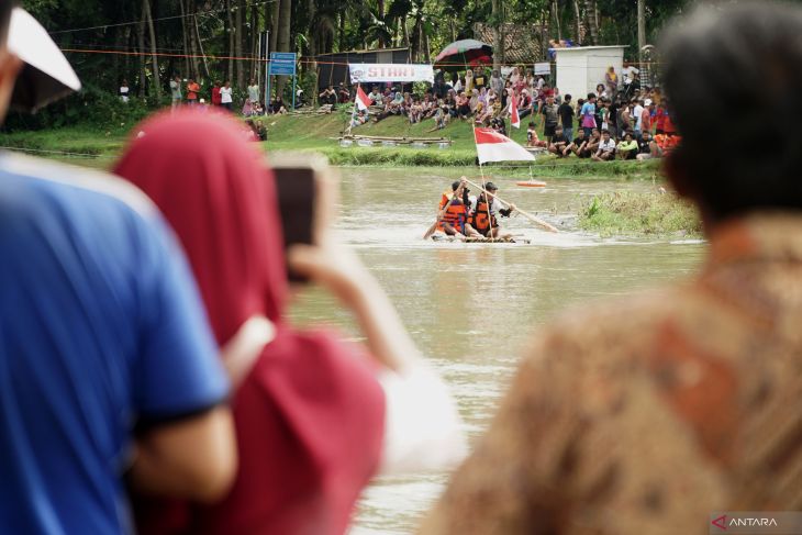 Lomba balap gethek di Trenggalek