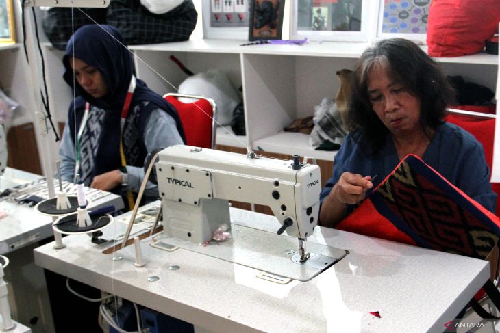 Pelatihan kerajinan berbahan sampah